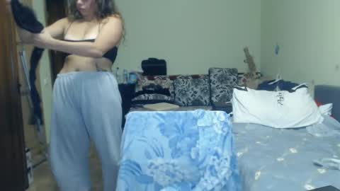 Snapshot of karolinasweet chatting on December 2024 10:01:02 PM Mila online show from December 2024 10:01:02 PM