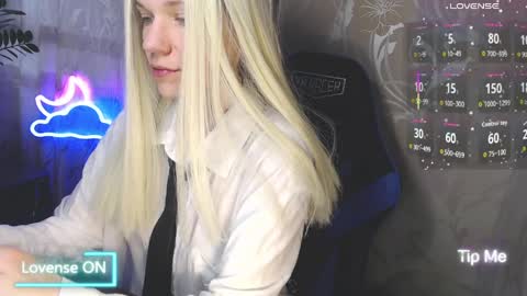 Snapshot of karolynafox chatting on April 2026 07:39:02 AM Caroline Fox online show from April 2026 07:39:02 AM
