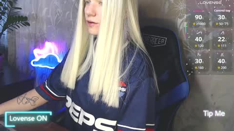 Snapshot of karolynafox chatting on April 2026 09:15:01 AM Caroline Fox online show from April 2026 09:15:01 AM