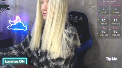 Snapshot of karolynafox chatting on April 2026 07:35:01 AM Caroline Fox online show from April 2026 07:35:01 AM