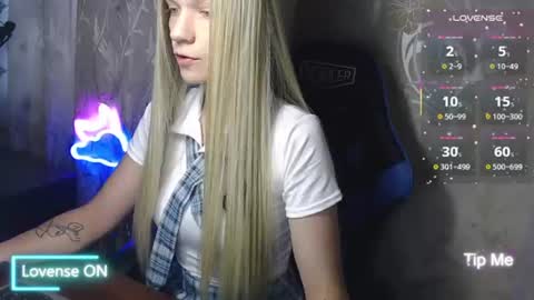 Snapshot of karolynafox chatting on July 2026 07:39:02 AM Caroline Fox online show from July 2026 07:39:02 AM