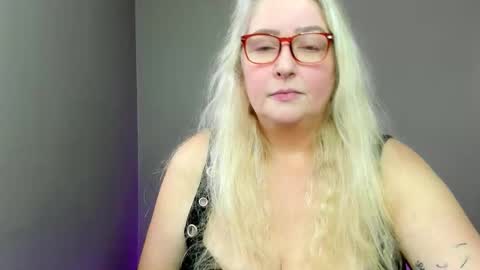 Kat D Sinclair online show from November 2025 03:38:02 PM