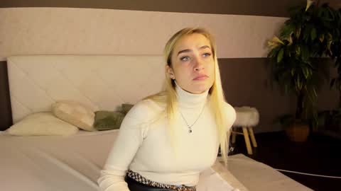 KateOwyns online show from December 2024 01:02:02 PM