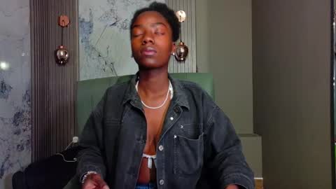 Katia online show from November 2025 12:05:02 PM