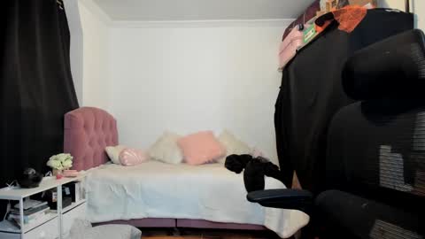 Katrin  online show from November 2025 01:44:01 PM