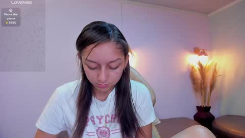 Snapshot of katy_sweet19 chatting on January 2025 07:21:02 PM Katy online show from January 2025 07:21:02 PM