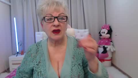 kaylesmoll online show from May 2026 06:35:02 PM