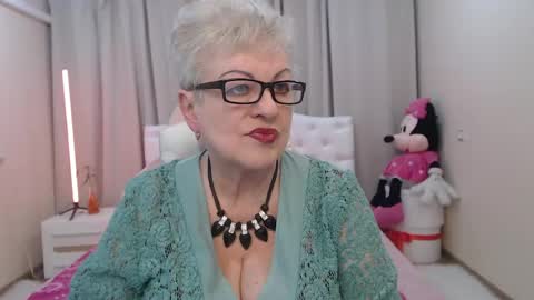 kaylesmoll online show from May 2026 06:38:01 PM