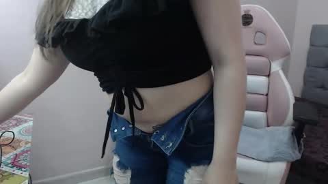 Keila  online show from December 2025 09:33:01 PM