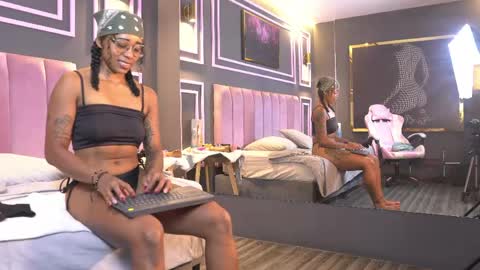 kelly__thomson online show from April 2026 01:02:02 PM