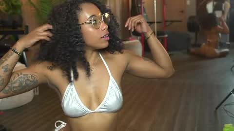 kelly__thomson online show from May 2026 04:04:02 PM