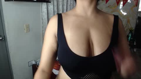 kendall  online show from December 2025 05:47:01 AM