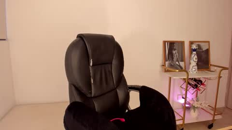 kendra  Benz online show from December 2025 12:00:02 PM