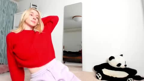 Snapshot of kenziedawton chatting on December 2024 04:54:02 AM Kenzie online show from December 2024 04:54:02 AM