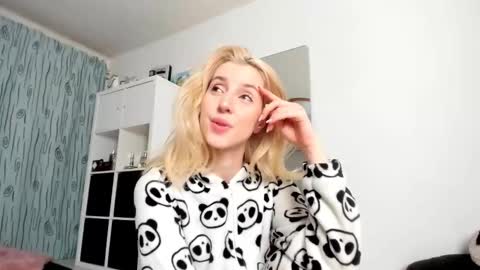 Snapshot of kenziedawton chatting on November 2025 04:44:01 AM Kenzie online show from November 2025 04:44:01 AM