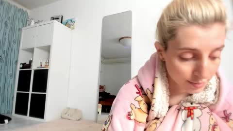 Snapshot of kenziedawton chatting on November 2025 02:33:01 PM Kenzie online show from November 2025 02:33:01 PM