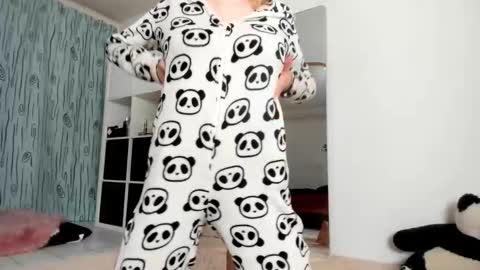 Snapshot of kenziedawton chatting on November 2025 04:22:01 AM Kenzie online show from November 2025 04:22:01 AM