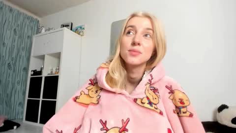 Snapshot of kenziedawton chatting on November 2025 02:39:01 PM Kenzie online show from November 2025 02:39:01 PM