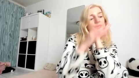 Snapshot of kenziedawton chatting on November 2025 04:46:02 AM Kenzie online show from November 2025 04:46:02 AM