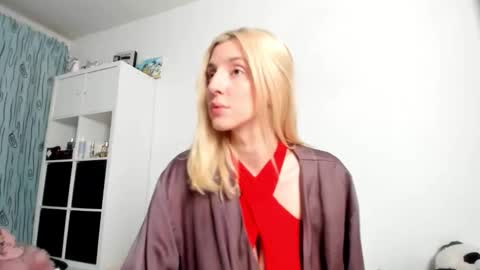 Snapshot of kenziedawton chatting on December 2025 05:02:02 AM Kenzie online show from December 2025 05:02:02 AM