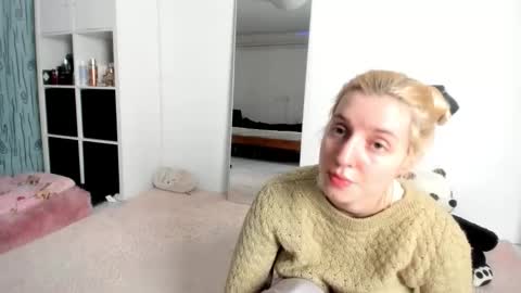 Snapshot of kenziedawton chatting on February 2026 02:37:02 PM Kenzie online show from February 2026 02:37:02 PM