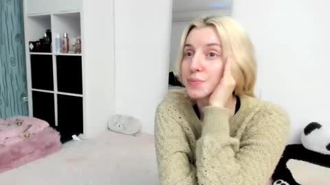 Snapshot of kenziedawton chatting on February 2026 02:42:02 PM Kenzie online show from February 2026 02:42:02 PM