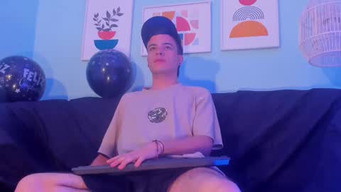 Snapshot of kevinn_blue chatting on November 2025 01:33:02 PM Sexy Hot Kevin online show from November 2025 01:33:02 PM