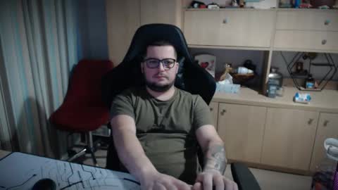 Snapshot of kevinnlovely95 chatting on December 2025 02:33:01 PM Kevinn online show from December 2025 02:33:01 PM