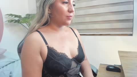 Snapshot of kiara_mirren chatting on September 2025 03:32:02 AM K I A R A online show from September 2025 03:32:02 AM