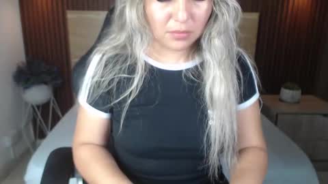 K I A R A  online show from October 2025 07:56:02 PM