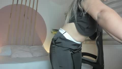 K I A R A  online show from October 2025 02:41:01 AM