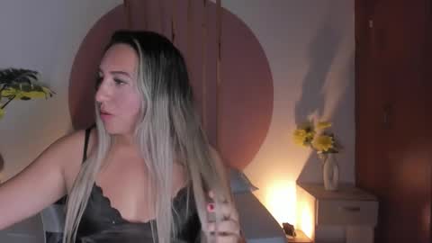 K I A R A  online show from October 2025 02:17:02 AM