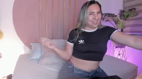 K I A R A  online show from October 2025 02:45:02 AM