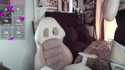 Snapshot of kiiller_queen chatting on November 2025 05:37:02 PM kenny online show from November 2025 05:37:02 PM