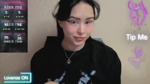 Snapshot of kim_brownie chatting on April 2026 09:28:01 PM Kim online show from April 2026 09:28:01 PM