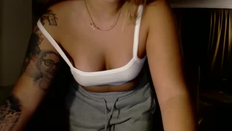 Snapshot of kimlee4 chatting on November 2025 07:04:02 PM Kim Lee online show from November 2025 07:04:02 PM