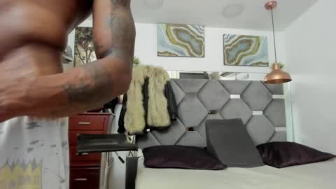 Snapshot of king_fitt_ chatting on February 2025 11:20:01 PM HOT MEN BLACK online show from February 2025 11:20:01 PM