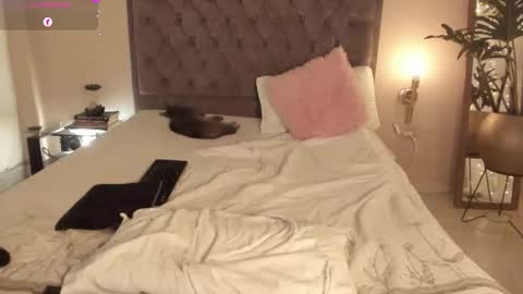 Snapshot of kinkyelise chatting on March 2026 05:02:01 AM Jenny online show from March 2026 05:02:01 AM