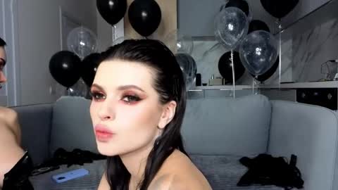 Snapshot of kira_mmr chatting on November 2025 03:42:02 AM Kira and friends online show from November 2025 03:42:02 AM