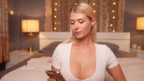 kira bloom online show from June 2026 03:15:02 PM