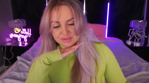 Kira online show from October 2025 09:45:02 PM