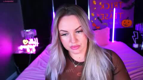 Kira online show from November 2025 10:32:01 PM