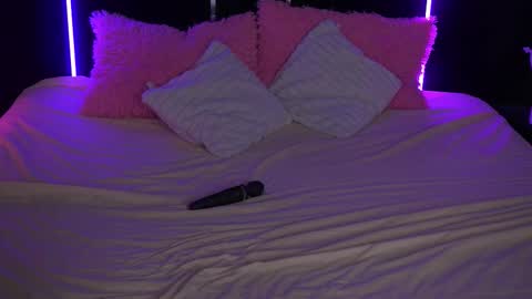 Kira online show from November 2025 10:19:01 PM