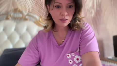 KiraDivine online show from April 2026 12:07:02 PM