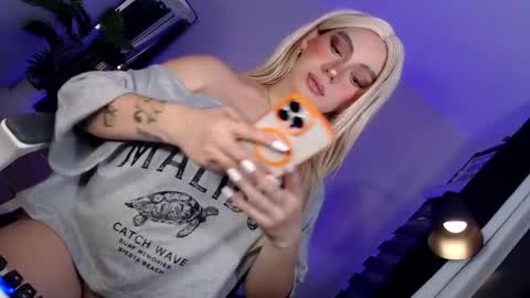 Snapshot of kiramillerxx chatting on May 2026 02:20:02 AM Its your girl KIRA online show from May 2026 02:20:02 AM