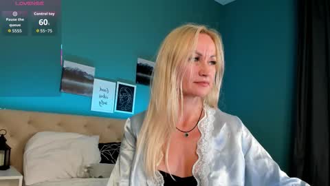 KiraSun online show from September 2025 12:19:01 PM