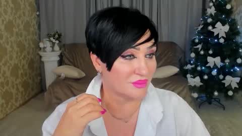 Kira online show from December 2025 12:01:02 PM