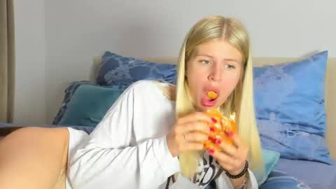 Kira online show from May 2026 09:44:02 PM