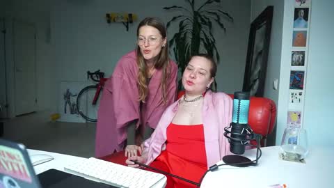 Snapshot of kissmisslily chatting on September 2025 03:28:02 PM Mistress Lily Mary online show from September 2025 03:28:02 PM