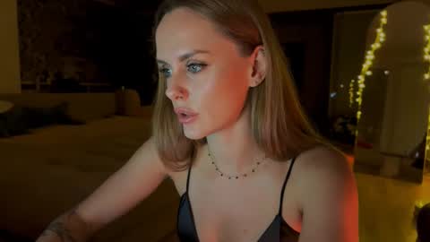 Emma online show from October 2025 07:44:01 PM